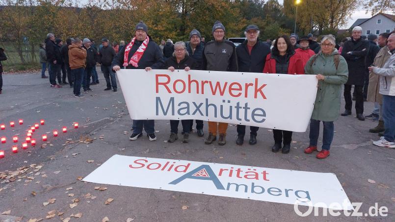 Zur Rohrwerk-Mahnwache, zu der die IG Metall eingeladen hatte, waren Rohrwerker, ehemalige Maxhütterer, Gewerkschafter, Angehörige und Politiker gekommen. Bild: mfh