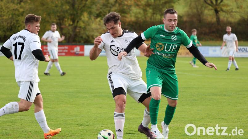 Für Schlusslicht SV Kohlberg reichte es auch am letzten Spieltag der Hinrunde nicht zu einem Sieg. Gegen den ASV Haidenaab setzte es eine 0:1-Heimniederlage. In dieser Szene erobert der Haidenaaber Pascal Steeger (Mitte) vom Kohlberger Niklas Aha (links) den Ball. Bild: Dieter Jäschke