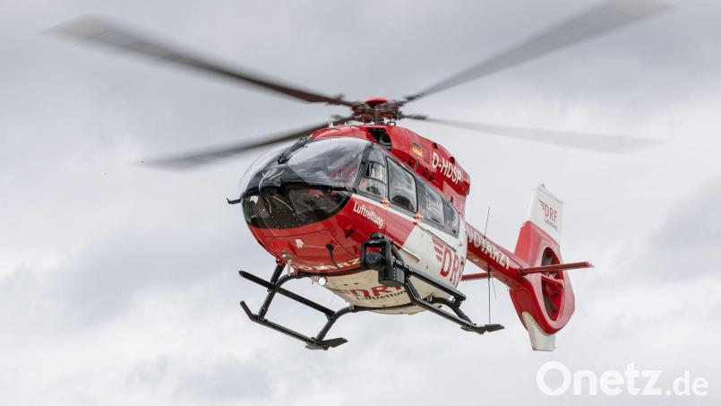 Ein Rettungshubschrauber brachte den verletzten Fahrer in ein Krankenhaus. (Symbolbild) Bild: Daniel Karmann/dpa