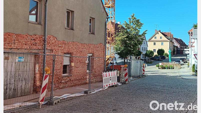 Ein zentraler Bestandteil für die Lebensqualität im Ort ist die Nahversorgung mit Dingen des täglichen Gebrauchs. In Bad Neualbenreuth wird dafür ein altes Gebäude (links) in einen neuen Dorfladen umgebaut. Ein kleineres, provisorisches Geschäft am Markt (blaues Haus) betreibt eine dörfliche Genossenschaft bereits seit 2023. Bild: as
