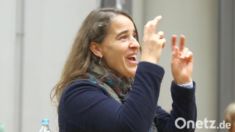 MIt Gesten und Mimik füllte Heike Heubach den Raum mit grenzenloser Begeisterung für ihre Arbeit im Bundestag. Bild: mfh