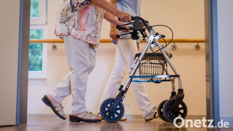 Die Menschen im Landkreis Tirschenreuth werden immer älter, während die Zahl der Pflegekräfte abnimmt. Auswege aus diesem Dilemma soll das neue Gremium einer Pflegekonferenz erarbeiten. Symbolbild: Christoph Schmidt/dpa