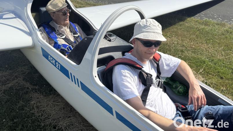 Passagier Anton Seiler ist mit Pilot Michael Güntner wieder sicher in Erbendorf gelandet. Bild: Gerhard Döhrling