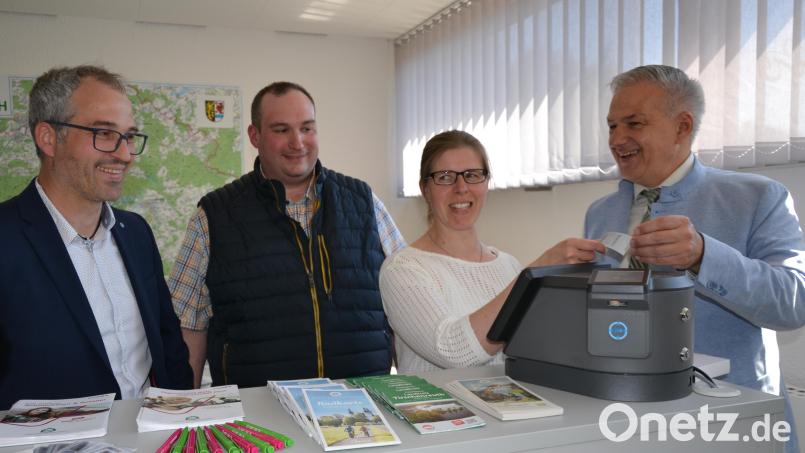 Das erste Ticket ist gelöst: Landrat Roland Grillmeier (von rechts) nimmt es von Marina Schiffmann entgegen, die sich im VGN-Büro der Eska um die Kundenwünsche kümmert. Stellvertretender Fahrdienstleiter Hans Maenner und Eska-Geschäftsführer Markus Hösl beobachten die Szene. Bild: as