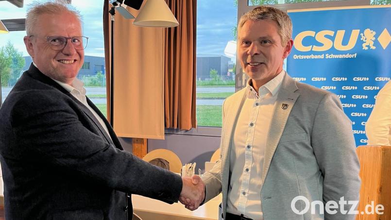 OB Andreas Feller (links) und Andreas Wopperer reichen sich nach der Nominierungsversammlung im Mai die Hände. Nun will der Unterlegene, Andreas Feller, gegen seinen Stellvertreter und Fraktionsvorsitzenden im Stadtrat, Andreas Wopperer, am 8. März 2026 antreten. Archivbild: ihl