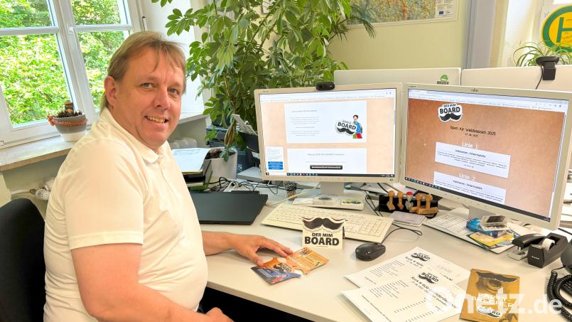 Einen Bart brauchen die Fahrer nicht zwingend, wenn sie den Tirschenreuther Freizeitbus &quot;Der mim Board&quot; steuern. Das Logo mit dem Schnurrbart, das ÖPNV-Sachbearbeiter Jürgen Kreuzer hier präsentiert, hat sich seit der Einführung 2015 aber durchgesetzt. Über die Fahrmit-Zentrale im Landratsamt können nicht nur Vereine Busse für Veranstaltungen ordern. Bild: Dominik Göhl/Landratsamt Tirschenreuth