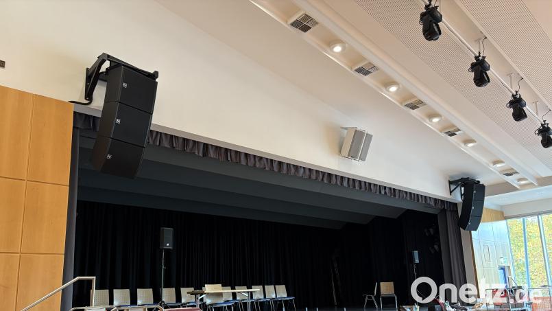 Vor allem wegen des Schrägdachs wurde der Bau der neuen Lautsprecheranlage teurer als ursprünglich geplant. Bild: Jona Lang
