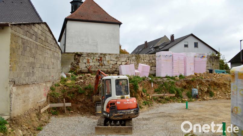 Die historische Friedhofsmauer in Ernhüll muss dringend saniert werden. Die erforderliche statische Voruntersuchung sowie Bodenschürfen durch Archäologen wurden einstimmig beauftragt. Bild: glb