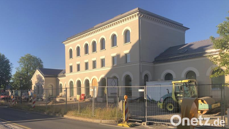 Das zum Kulturbahnhof umgestaltete Gebäude in Wiesau ist ein Beispiel für über die Gemeindegrenzen hinaus bedeutsame Investitionen. Der Landkreis bezuschusst das Projekt, das über 15 Millionen Euro kostet, mit 650.000 Euro. Archivbild: wro