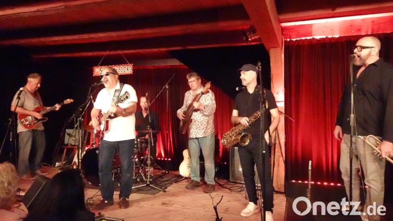 Zwei Gitarren, zwei Bläser, ein Bass und Schlagzeug um Bandleader Peter Schneider (links): Die Stimulators begeistern das Publikum am Schafferhof. Bild: ui