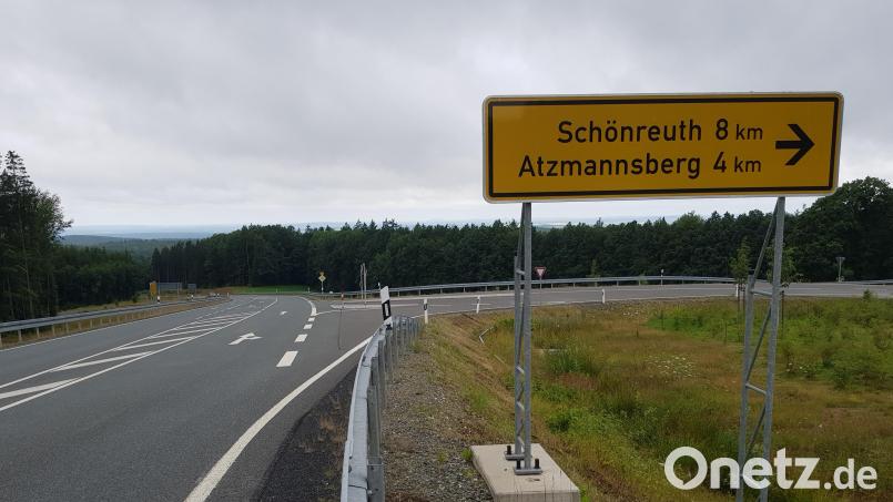 Der neu ausgebaute Einmündungsbereich der Kreisstraße nach Atzmannsberg liegt nun auch offiziell auf Landkreisgebiet Tirschenreuth, während die B 299 daneben zum Landkreis Neustadt/WN gehört. Bild: Benkhardt