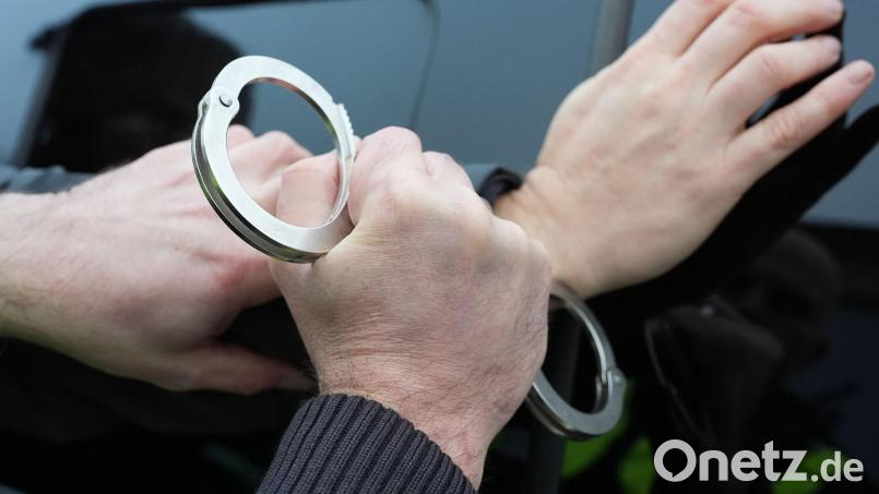Die Polizei nimmt die beiden Verdächtigen auf der Autobahn fest. (Symbolbild) Bild: Marcus Brandt/dpa