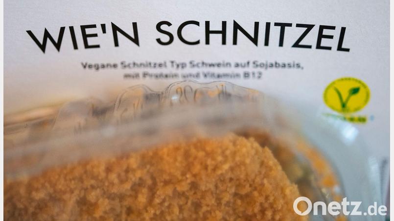 Ein veganes Schnitzel auf Sojabasis liegt in einer Verpackung auf einem Küchentisch. Das EU-Parlament ist dafür, dass pflanzliche Ersatzprodukte nicht mehr Burger, Schnitzel oder Wurst heißen dürfen. Die Bezeichnung soll ausschließlich Produkten tierischer Herkunft vorbehalten sein. Bild: Marijan Murat/dpa