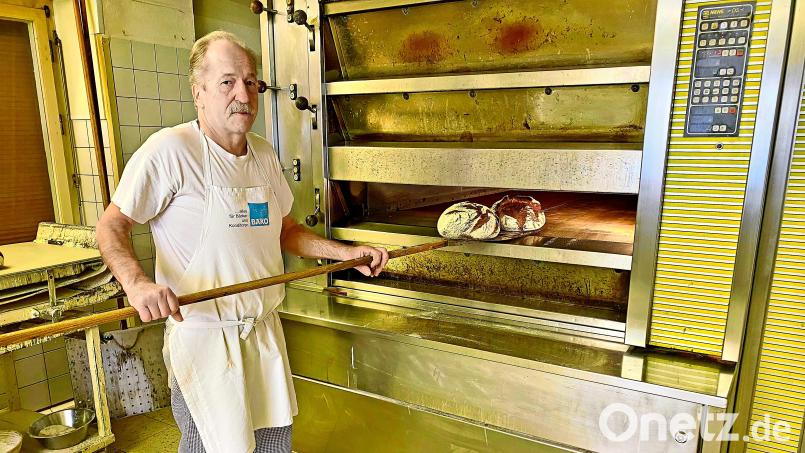 Die letzten Sauerteigbrote werden in der Bäckerei von Rainer Müller in Speichersdorf am 31. Oktober gebacken. Bild: Lena Buckreus-Gagel