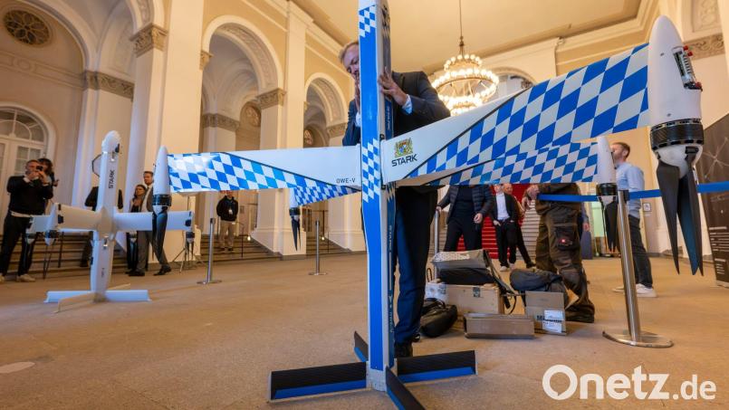 Bayern will es der Verteidigungsindustrie leichter machen - im Landtag durfte die Firma Stark am Dienstag schon ihre Drohnen zeigen. Bild: Peter Kneffel/dpa