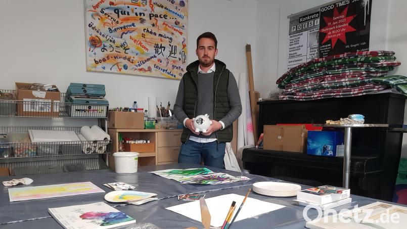 Vorsitzender David Frischholz hält im Werk- und Besprechungsraum des Kunst- und Kulturvereins Erbendorf das Sparschwein in der Hand. Ohne entsprechende Eigenmittel werde es schwierig sein, Ersatz für das Vereinsheim zu finden, sagt er. Bild: Benkhardt