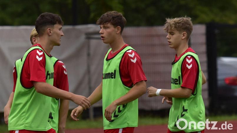 Ben Kippes (Zweiter von links/beim Hinspiel, gegen den 1. FC Nürnberg). Der Neustädter fällt bei der U19 des SSV Jahn noch verletzt aus. Bild: mhs