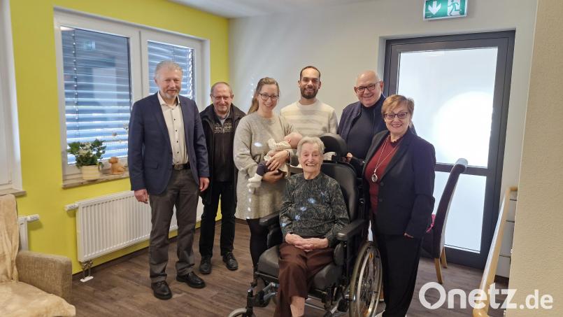 Rosa Prüll feiert 90. Geburtstag und freut sich über viele Glückwünsche, von links: Bürgermeister Lothar Müller, Pfarrer Thomas Thiermann, Natalie Eckert mit Urenkelin Kleo Eckert, Enkel Christian, Werner Eckert Ehemann von Tochter Ursula Eckert. Bild: Lothar Müller