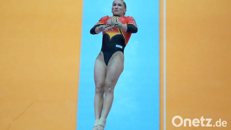 Auf dem Weg zur Final-Qualifikation: Karina Schönmaier beim Sprung. Bild: Tatan Syuflana/AP/dpa