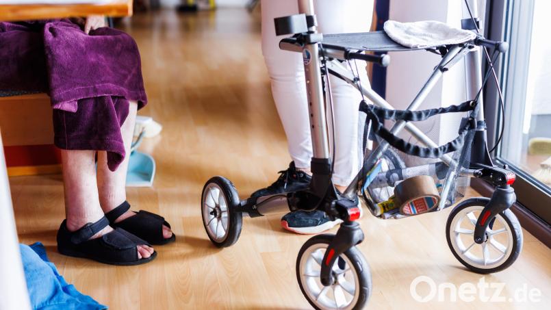 Laut Zahlen des &quot;Qualitätsatlas Pflege&quot; sind 2023 nirgendwo in Deutschland so viele Pflegeheimbewohner in ihren letzten 30 Lebenstagen so oft im Krankenhaus gewesen wie in Weiden. Das sagen die Weidener Heime dazu. Symbolbild: Philipp von Ditfurth/dpa