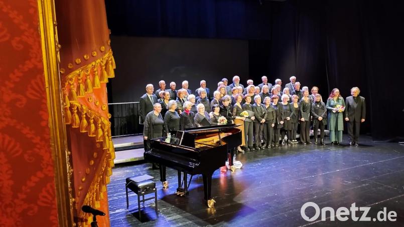Die beiden Chöre mit den Dirigenten (rechts) und den beiden Pianistinnen in ihrer Mitte. Bild: mma