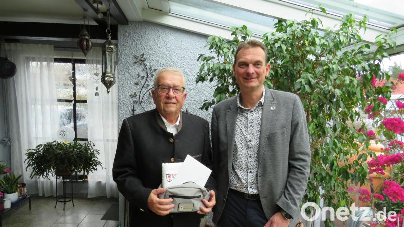 Bürgermeister Ernst Schicketanz gratulierte Hans Gammanick zum 80. Geburtstag. Bild: adj
