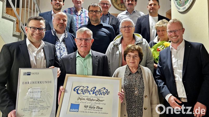 Ein Schwerpunkt der Versammlung lag bei Ehrungen für langjährige Mitglieder, Mitarbeiter und Mitarbeiterinnen. Walter Beer schied aus und erhielt die Ehrenmedaille. (vorne Zweiter von links) Bild: Wenzel Seibold-BÄKO-magazin