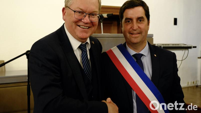 Die beiden Stadtoberhäupter feiern 60 Jahre Städtepartnerschaft beim Festakt im Amberger Rathaussaal. Bild: gsp