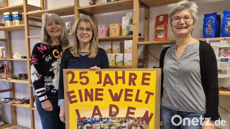 Seit 25 Jahren gibt es in Floß den Eine-Welt-Laden. Für Anita Feiler (Mitte), Ingrid Lindner und Renate Bock (rechts) ein guter Grund, um das wichtige Thema des fairen Handels wieder ins Bewusstsein zu rufen. Bild: Lowak