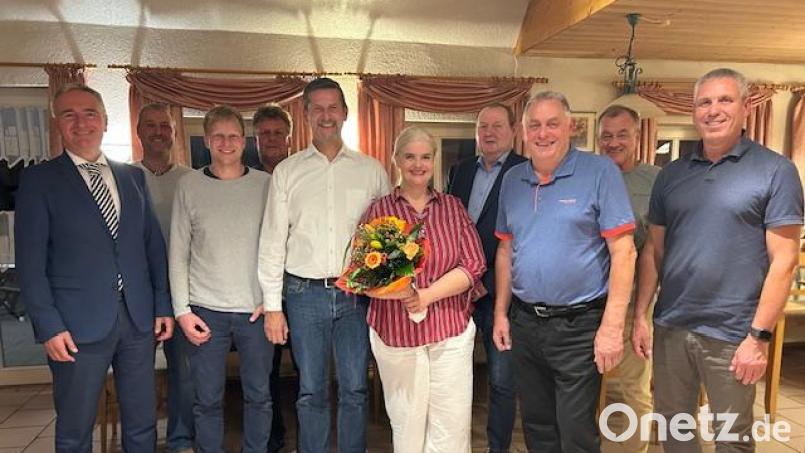 Bürgermeisterkandidat Roman Berr mit Ehefrau Armela (Mitte) und MdL. Dr. Harald Schwartz (links) im Kreise von Teilnehmern der beiden Nominierungsveranstaltungen. Bild: sre