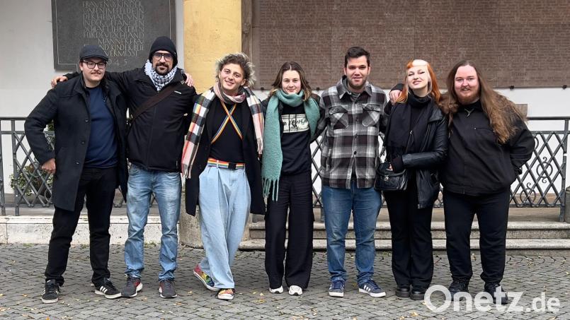 Tobias Winter (Dritter von rechts), Oberbürgermeisterkandidat der Linken in Amberg. Bild: Die Linke Amberg