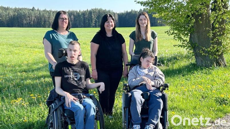 &quot;Happynest&quot;-Vorsitzende Eva Wuttke (hinten rechts) mit Schwester Marie (vorne rechts), stellvertretende Vorsitzende Jana Lindner (Mitte) sowie Kassiererin Alexandra Fischer mit Sohn Daniel gemeinsam unterwegs in der Natur. Bild: Happynest e.V./exb