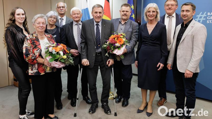 Die Barbara-Stamm-Medaille erhielten die beiden Geehrten Hans Grimm und Klaus-Dieter Seibold (Fünfter und Sechster von links) von Ministerin Ulrike Scharf (Dritte von rechts.). Begleitet wurden sie von Bürgermeister Hans-Martin Schertl (Zweiter von rechts) und weiteren Mitgliedern des Vereins. Bild: Martina Nötel