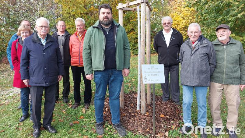 Mitglieder und Freundes des Männergesangsvereins 1882 Rosenberg waren zusammen gekommen, um die Baumspende auf dem Rosenberger Friedhof an Bürgermeister Stefan Frank zu übergeben. Bild: mfh