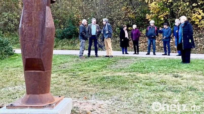 Der Kunstverein Pertolzhofen hat die Skulptur „Versetzung gefährdet“ des Künstlers Willi Weiner der Öffentlichkeit vorgestellt. Bild: Martina Benz