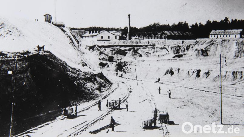 Das Kaolinwerk Schlemm beschäftigte in seiner Blütezeit bis zu 200 Arbeiter. Die etwa 1910 erntstandene historische Aufname von Nordosten zeigt die damalige großflächige Grube und die Gebäude samt FabrIk Bild: Privatarchiv Karl Prösl / Quelle Kaolinwerk