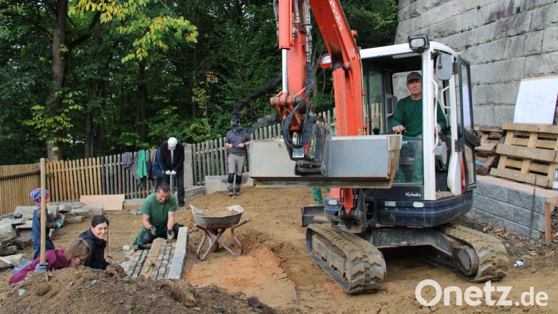 Fleißig gearbeitet wird an der Gestaltung des Vereinsgartens des Obst- und Gartenbauvereins Wildenau. Den Garten erstellen die Mitglieder in Eigenleistung. Vorsitzender Michael Ebenhöch (rechts) stellt dafür auch Maschinen aus seinem Garten- und Landschaftsbaubetrieb zur Verfügung. Bild: prh