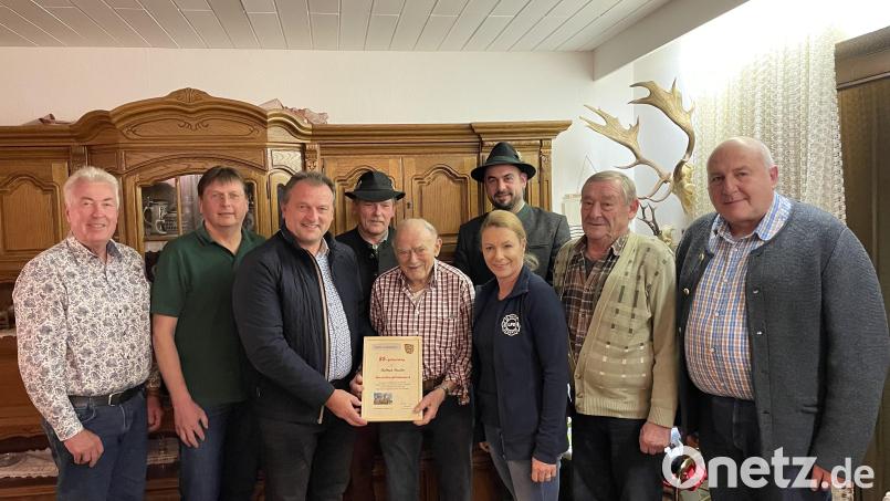 Die Gratulanten lassen den Jubilar Helmut Paulin (Mitte) hochleben. Bild: Sieglinde Schärtl