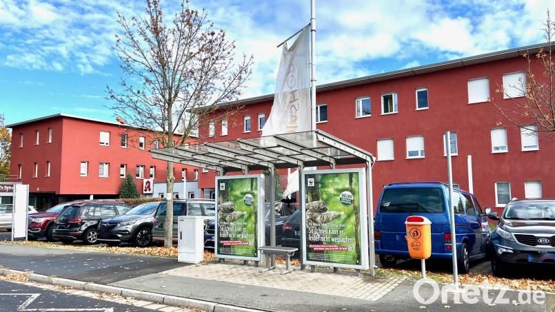Wie sollen Patienten, die auf den Bus angewiesen sind, ins Ärztehaus in der Moosbürger Straße kommen, ohne weit laufen zu müssen? Die Haltestelle direkt vor dem Haus wird nach der neuen Streckenführung der Stadtbuslinien nicht mehr angefahren. Bild: Gabi Schönberger