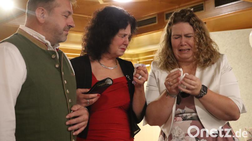 Alfons (Hubert Haas, v.l.), Beatrix (Claudia Fröhlich) und Margarete (Anke Mikalauskas) betrauern das Ableben des steinreichen Onkels Albert. Bild: mrr