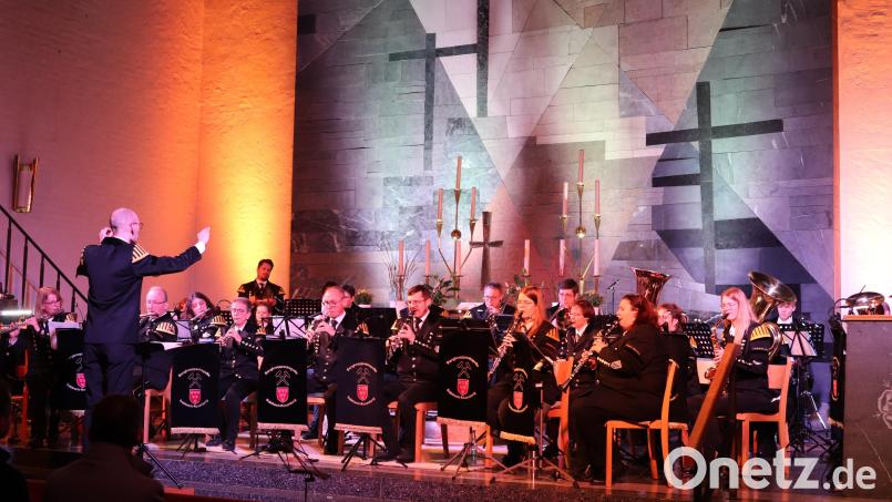 Der strahlende Bläserklang der Bergknappen unter der Leitung von Philipp Senft wetteiferte mit den bunten Lichtspielen an der Altarwand Bild: cog