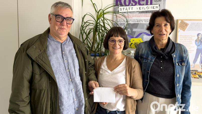 Über eine Spende über 600 Euro darf sich das Frauenhaus Weiden freuen, von rechts: Ina Rauh, Nagy Enikő, Peter Klein. Bild: Peter Klein