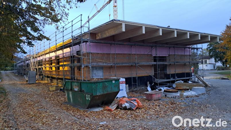 Nach rund fünfmonatiger Bauzeit sind die Rohbauarbeiten weitestgehend abgeschlossen, am 28. Oktober ist das Richtfest des OGTS-Neubaus geplant. Bild: Arnold Koch