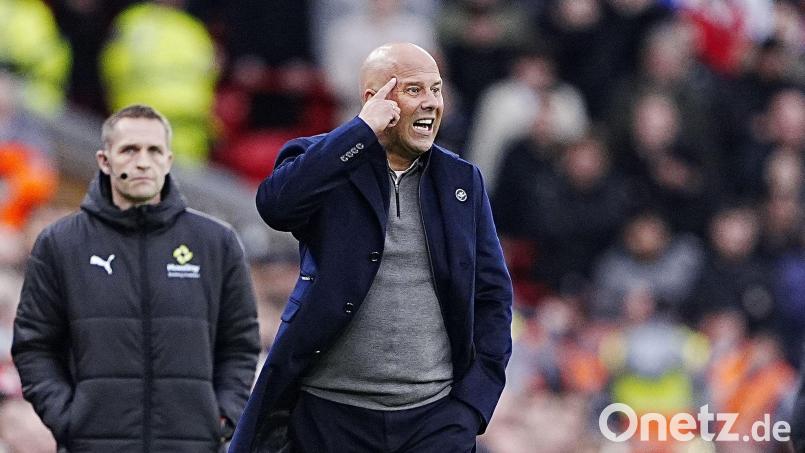 Wegen einer Flugzeug-Panne verspätet sich der FC Liverpool um Coach Arne Slot in Frankfurt. Bild: Peter Byrne/PA Wire/dpa