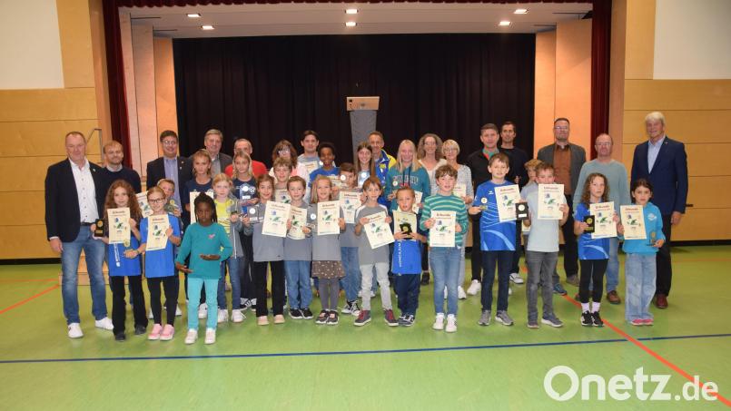 121 Läuferinnen und Läufer waren dieses Jahr beim Landkreiscup in die Wertungsränge gekommen. Die Besten wurden mit Pokalen und Urkunden ausgezeichnet. Rechts Landratsstellvertreter Michael Rischke, links neben ihm Georg Roth, der 10 Jahre die Geschicke der Landkreiscupbewegung geleitet hat. Links Bürgermeister Erich Meidinger. Bild: bö
