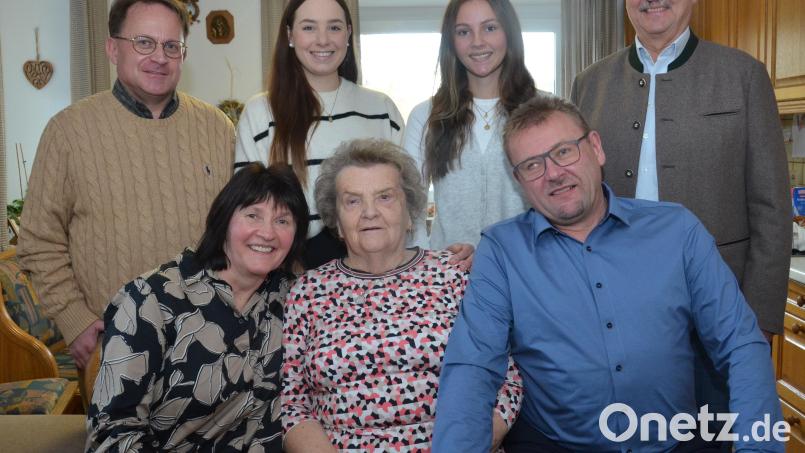 Hedwig Meller feiert am Kirchweihmontag im Kreise ihrer Familie und Gästen 85. Geburtstag. Tochter Maria und Sohn Hanse nahmen sie in ihre Mitte. Dekan Alexander Hösl (links) und Bürgermeister Andreas Wutzlhofer (rechts) kommen ebenfalls nach Kößing. Mit dabei auch zwei der insgesamt sechs Enkelinnen. Bild: dob