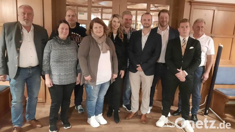 JU Ammerthal mit eigener Liste: Links Bürgermeister Anton Peter, dritter von rechts Wasmuth Henner, Kreisvorsitzender der JU, vierter von rechts Johannes Weiß, Vorsitzender JU Ammerthal. Bild: Gerhard Doerfler