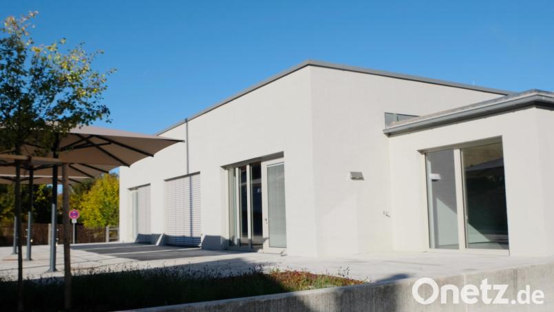 Nur wenige Schritte von der Stadtpfarrkirche und dem Pfarrhof entfernt entstand das neue Pfarrheim als kompaktes, eingeschossiges Gebäude ohne Unterkellerung. Bild: do