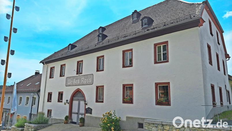 Wie geht es nun mit dem Gasthaus „Weiße Ross“ am Thiersheimer Marktplatz weiter? Bild: Katrin Lyda