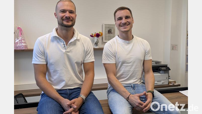 Dr. Petr Kleiner (rechts) gehört ab Januar 2025 als angestellter Allgemeinarzt fest zum Team in der Praxis von Jiří Felilx (links) am Johannisplatz in Waldsassen. Bild: pz